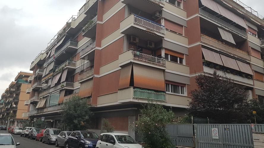 oltre 5 locali in vendita Roma in via delle Baleari € 450.000 EUR